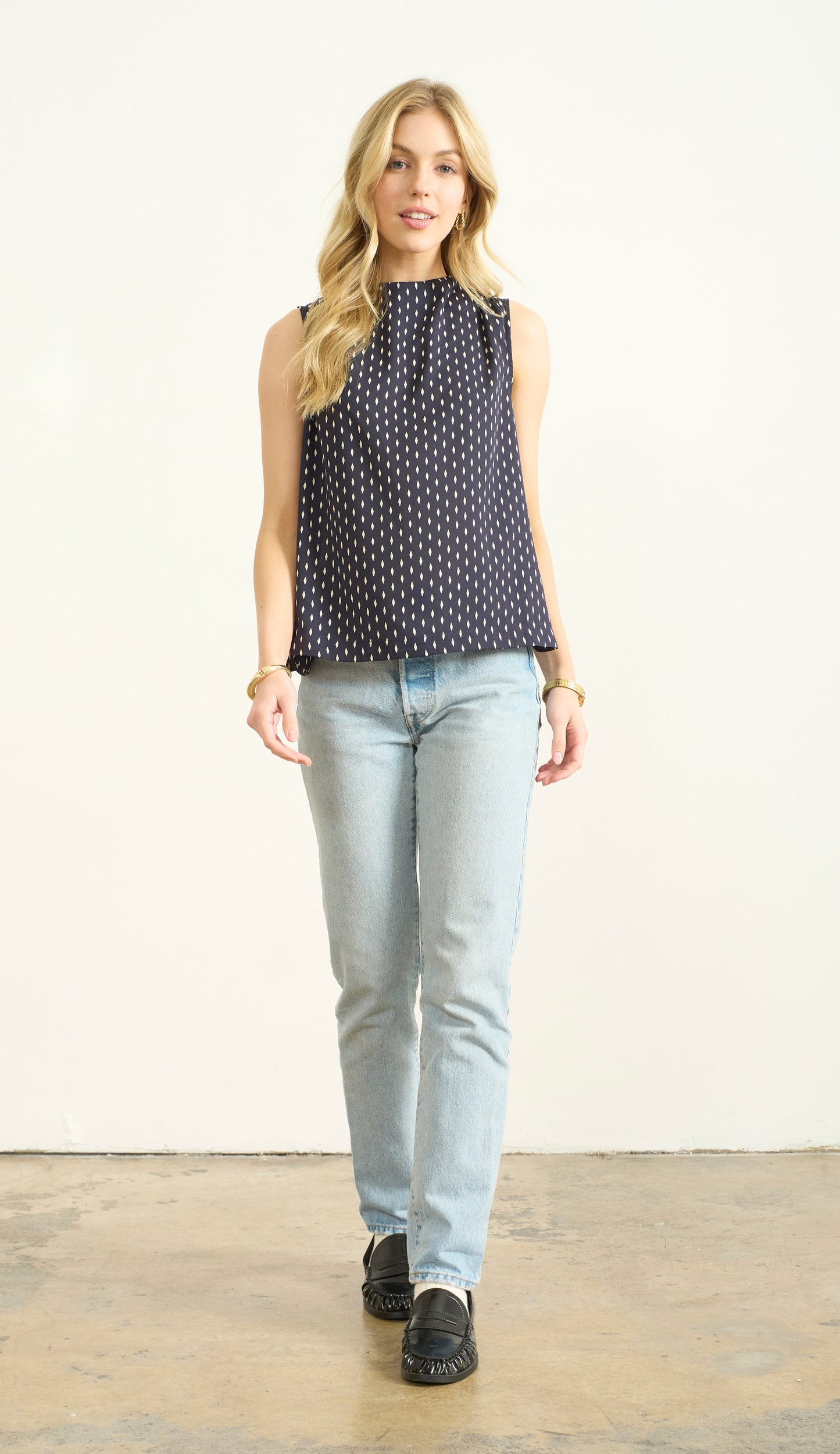 HIGH NECK SLVLSS TOP