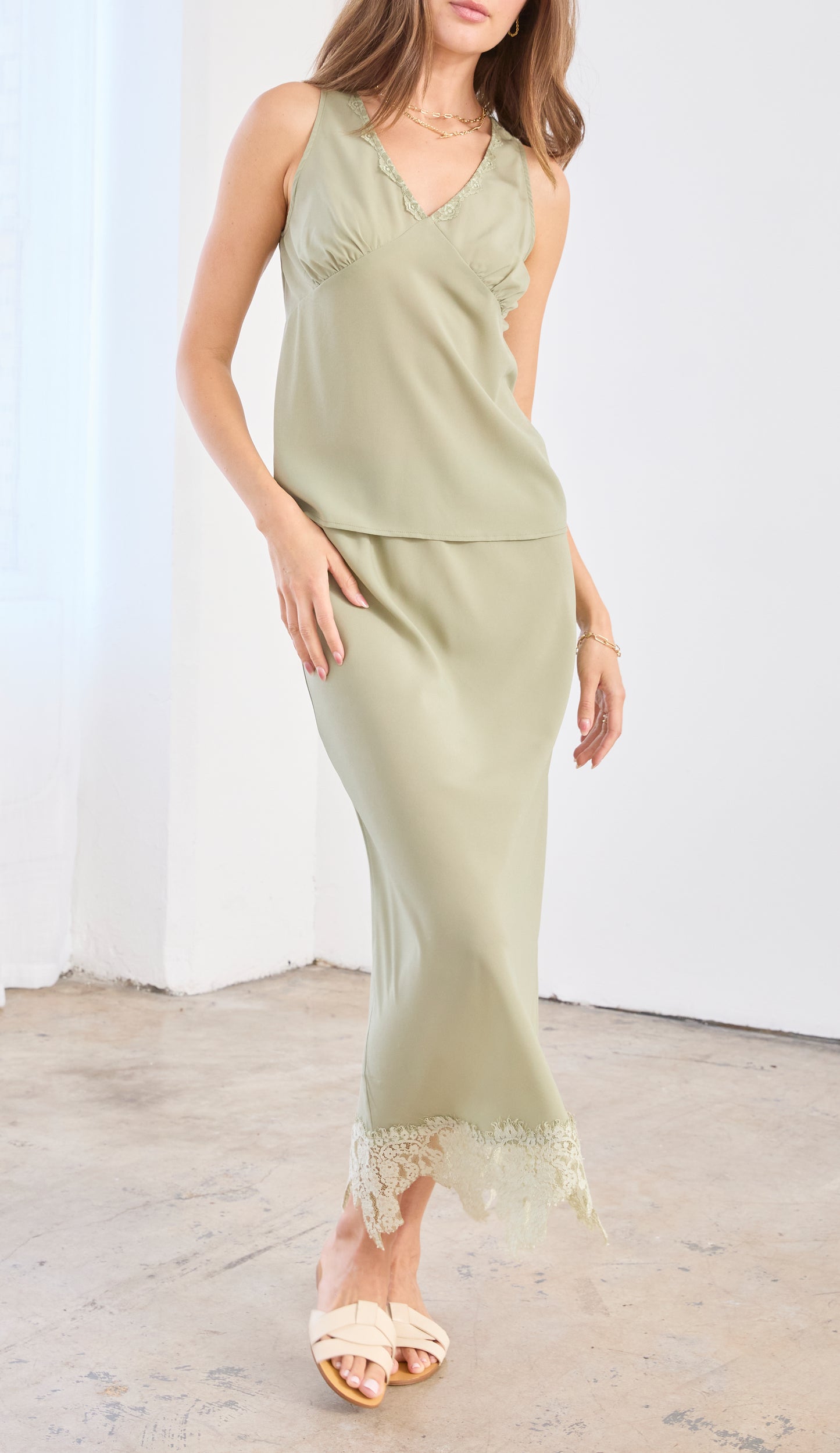 SLEEVLESS TANK W/LACE NECKLINE