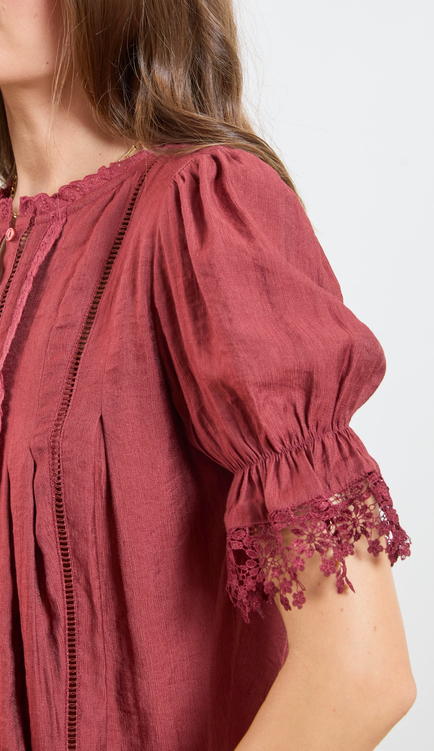 ELBOW SLEEVE PLEAT TOP WITH TRIM